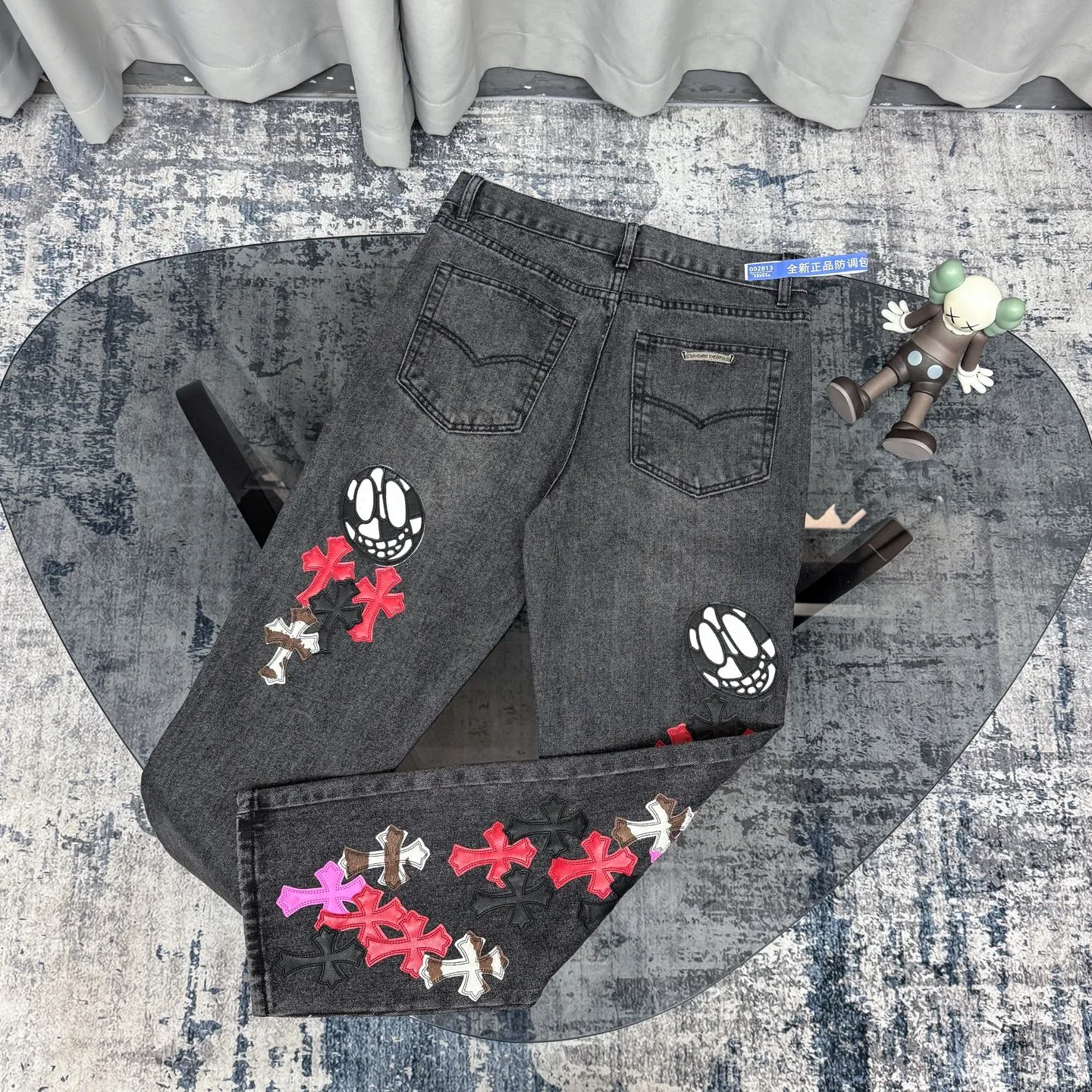 P300 Chrome Hearts CH Chrome Hearts three-color patchwork leather grimace element rapper Nomi's same style cross jeans, truly restores the ultimate vintage texture (no original standard flat version) Italian special cowhide print and then cut, custom-made sheepskin three-layer thick line leather, the whole body is spliced in heavy water washing process, craftsmen hand-splash ink, you can see the details, three-dimensional cutting version, loose and comfortable, not picky about the figure, tall and slim, factory Seiko, original factory quality control, same style for men and women Can be matched with couples. Versatile recommendation. Must-have jeans for all seasons. Color: black Size: S-XL (28-36)